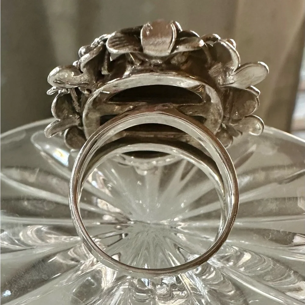 Elegant Black Onyx and 925 Silver Floral Ring - Picture 3 of 6